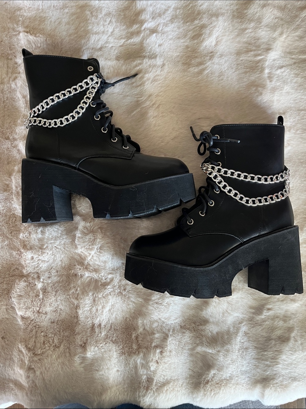 Boots with chain